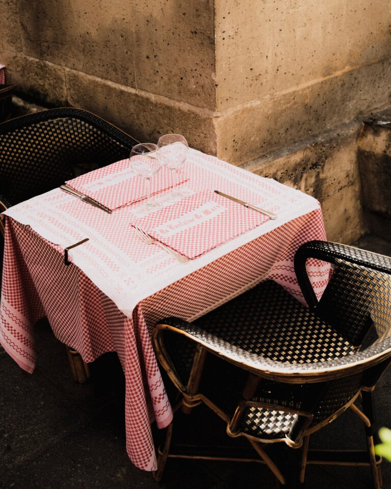 Durable Bulk Tablecloths Reduce Replacement Frequency